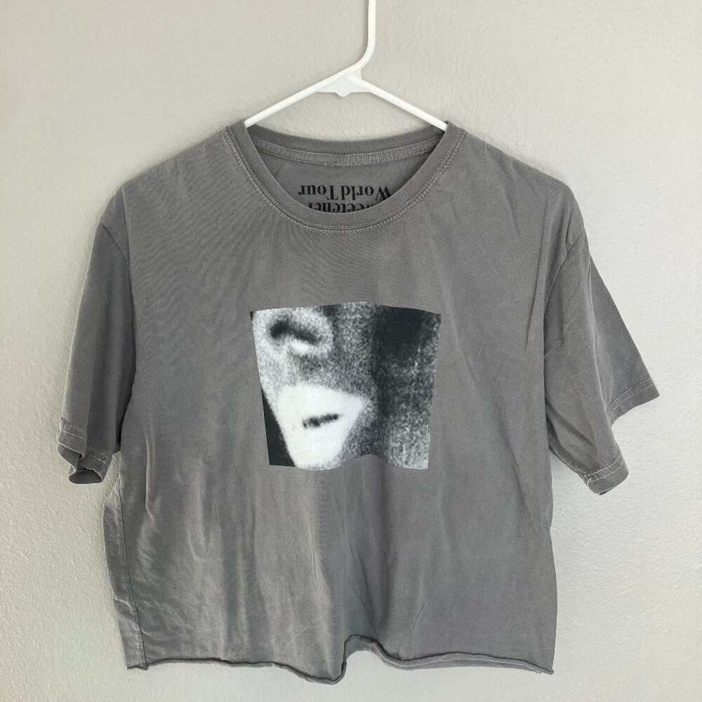 🎶 ARIANA GRANDE Sweetener World Tour "GOD IS A WOMAN" GIAW Cropped T-Shirt 🎶